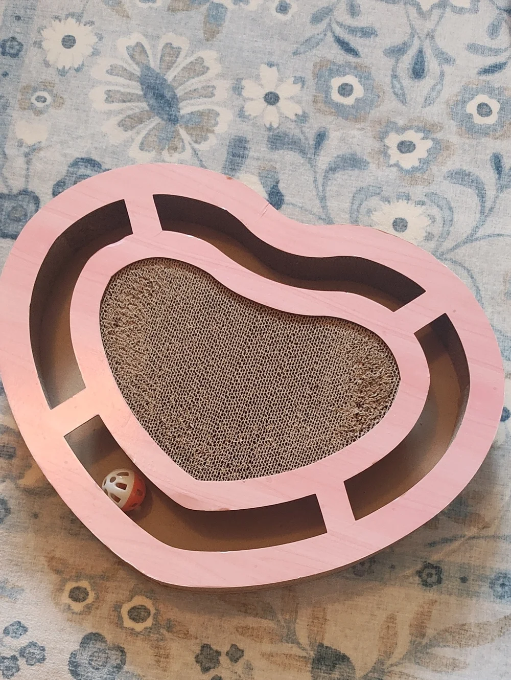 CAT SCRATCHER HEART-SHAPE WITH BALL